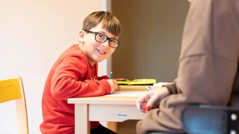 Kind bei einer betreuten Lern- und Förderaktivität